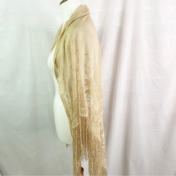 Vintage Tan Floral Lace Triangle Wrap Scarf with Long Fringe - Picture 5 of 7